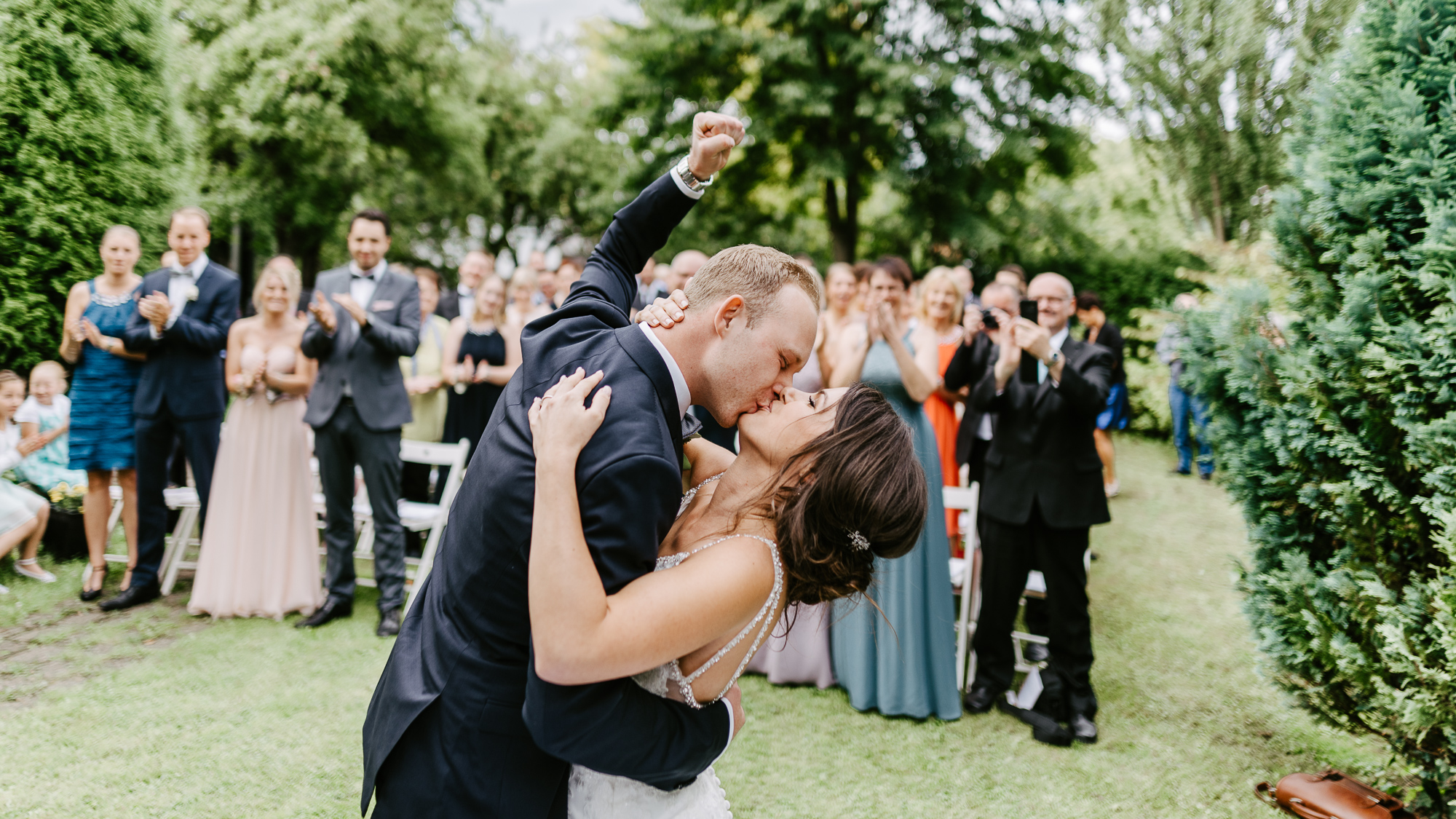 Brautpaar im Garten des Romantikhotel Neuhaus in Iserlohn