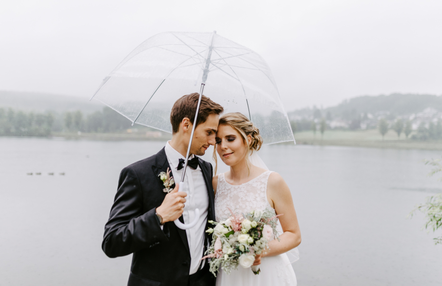 Brautpaar auf der Hochzeit am Sorpesee mit Regenschirm